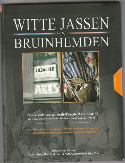 Witte jassen en bruinhemden