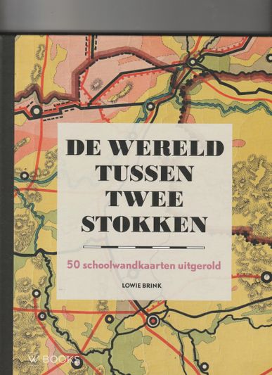 De wereld tussen twee stokken 50 schoolwandkaarten uitgerold