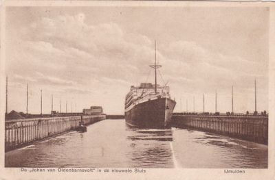 IJmuiden De Johan van Oldenbarnevelt in de nieuwste Sluis