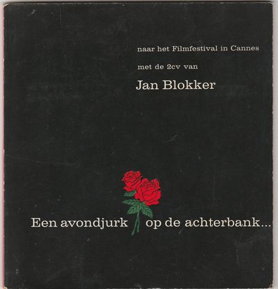 Een avondjurk op de achterbank